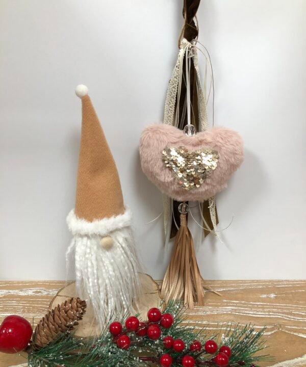 Γούρι, με μαξιλαράκι, σε σχήμα καρδίας ή αστέρι, σε ροζ χρώμα.