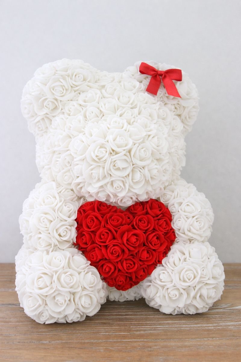 Rose Teddy Bear – Αρκουδάκι από Άσπρα Τριαντάφυλλα και κόκκινη καρδία