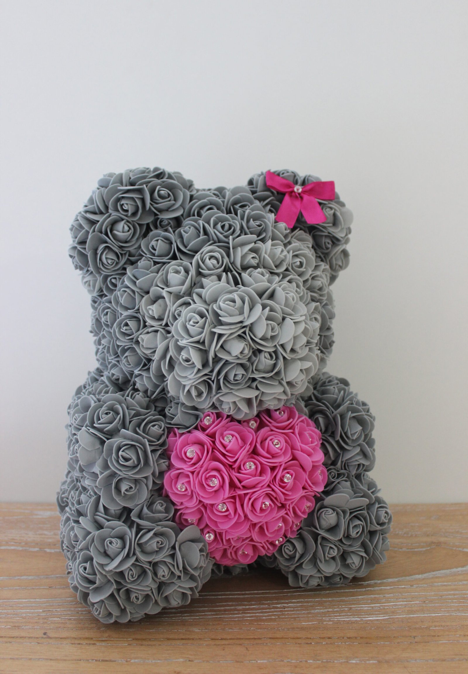 Rose Teddy Bear – Αρκουδάκι από Γκρι Τριαντάφυλλα και ροζ καρδία