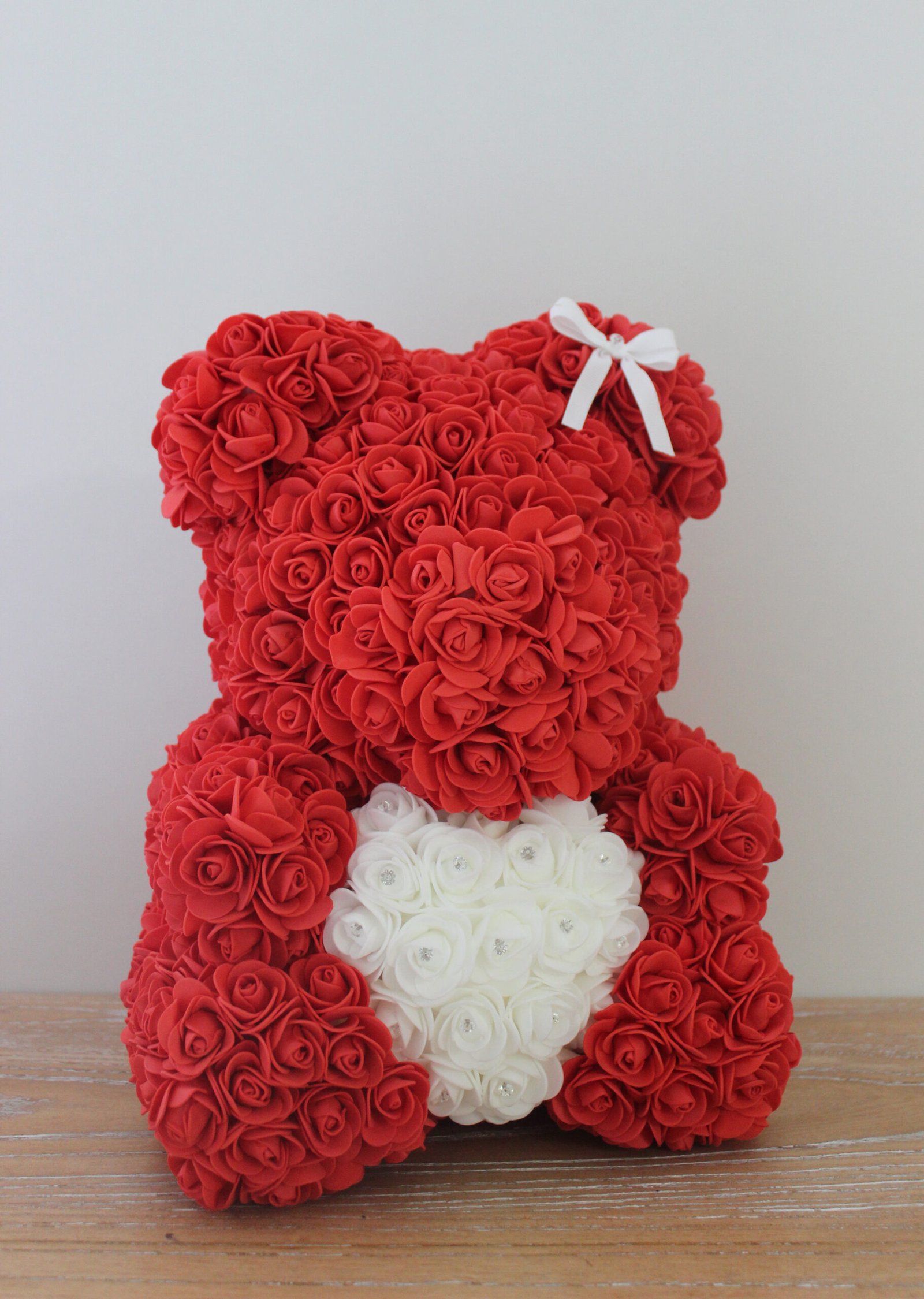 Rose Teddy Bear – Αρκουδάκι από  Κόκκινα Τριαντάφυλλα και λευκή καρδία