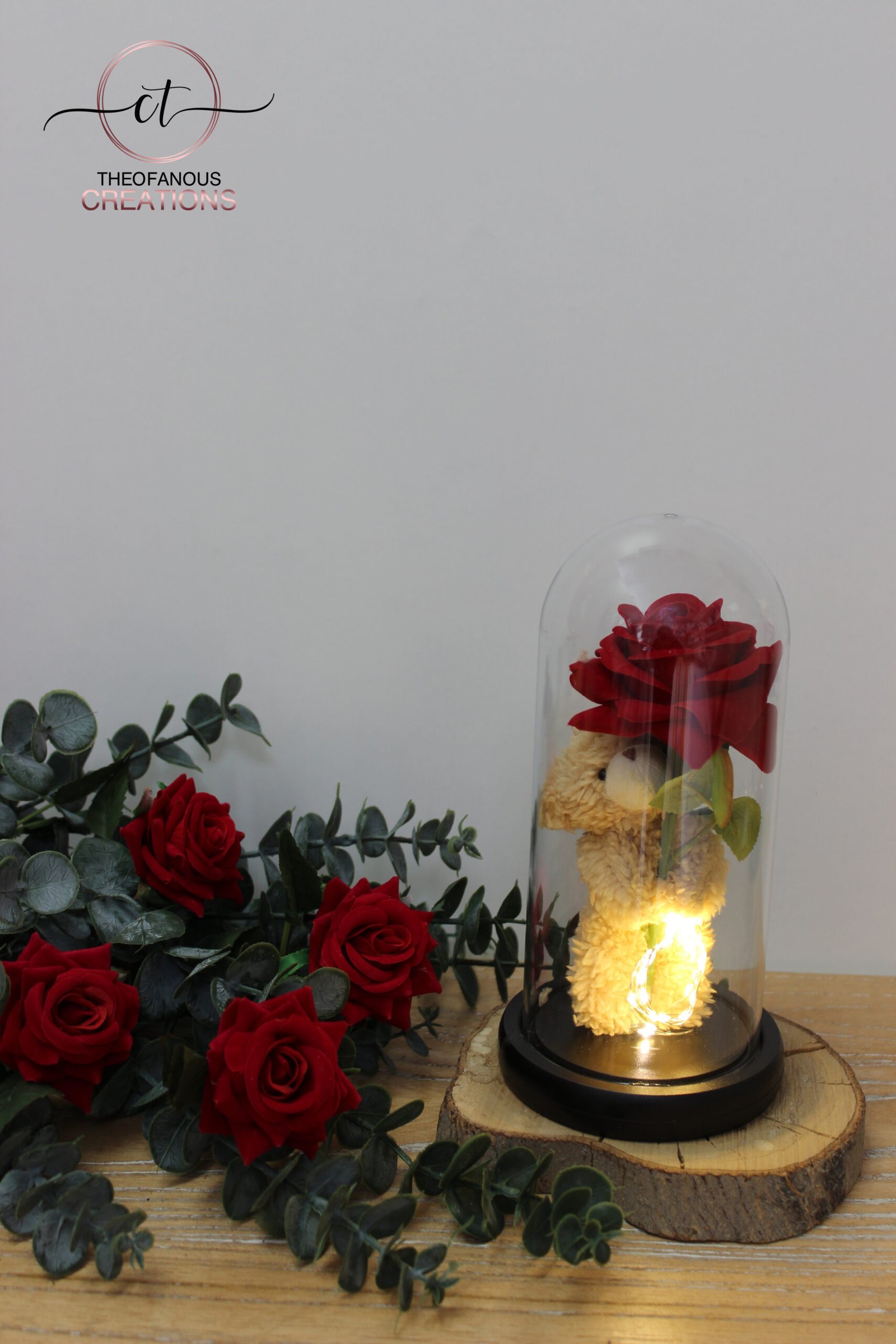 Αρκουδάκι με Φωτιζόμενο Τριαντάφυλλο σε Γυάλα