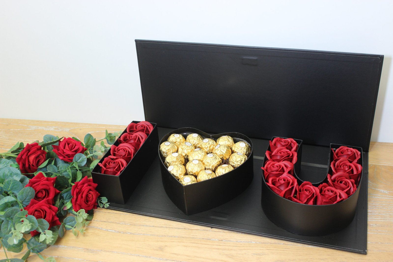 Luxury Love Box – Roses & Chocolates